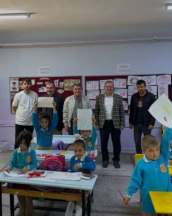 cocuklugunun-okuluna-bilim-insani-olarak-dondu-kendi-fotografini-okulunun-duvarinda-gorunce-duygulandi-1791141575834.jpg