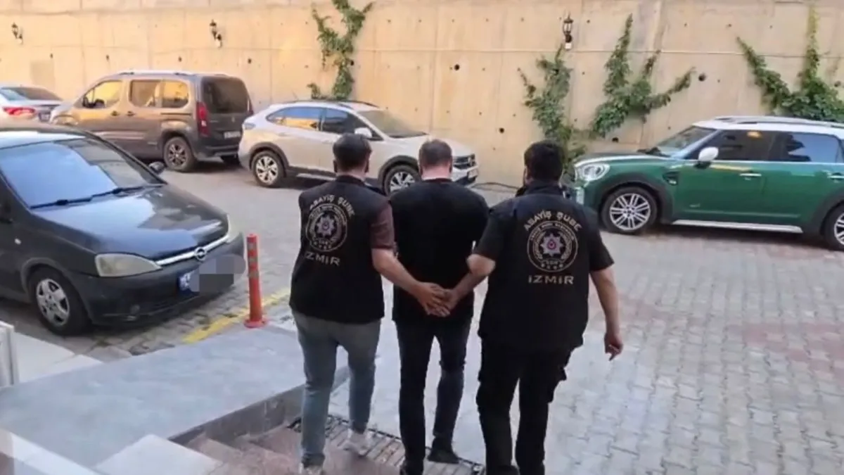 İzmir'de oto hırsızlığı şebekesine yönelik operasyon sonucu gözaltına alınan şüpheliler.