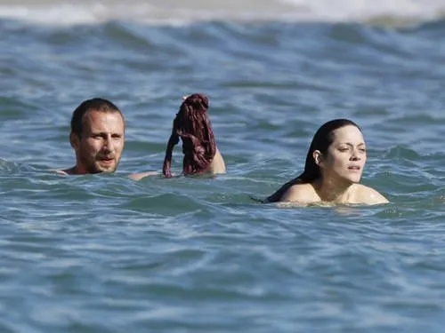 Marion Cotillard üstsüz denize girdi