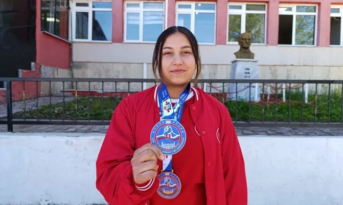 Ordulu bilek güreşi şampiyonu Elif Rana Kaya Avrupa’dan madalya ile döndü!
