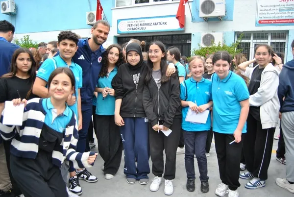 fethiyespor-23-nisan-coskusu-yasadi-okul-ziyareti-yapan-futbolcu-ve-teknik-adamlar-yogun-ilgi-gordu-1745337707564.jpg