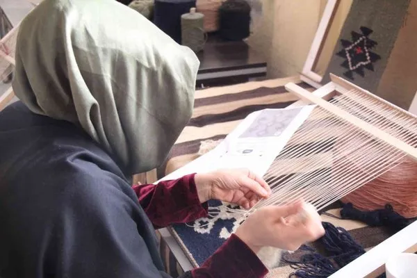 Yitirilmek üzere olan kilim dokuma sanatı Mardin’de açılan kursla varlığını sürdürüyor