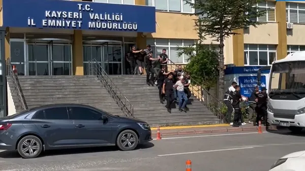 yapay-zeka-ile-ehliyet-vurgununa-polis-darbesi-6-ilde-operasyon-15-tutuklama-1783701693438.jpg