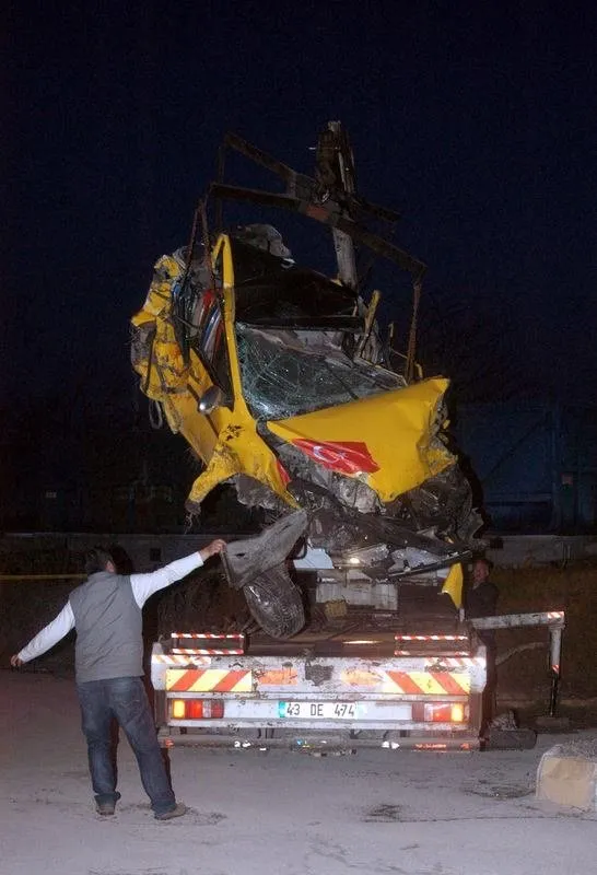 Yük treni ile taksi çarpıştı