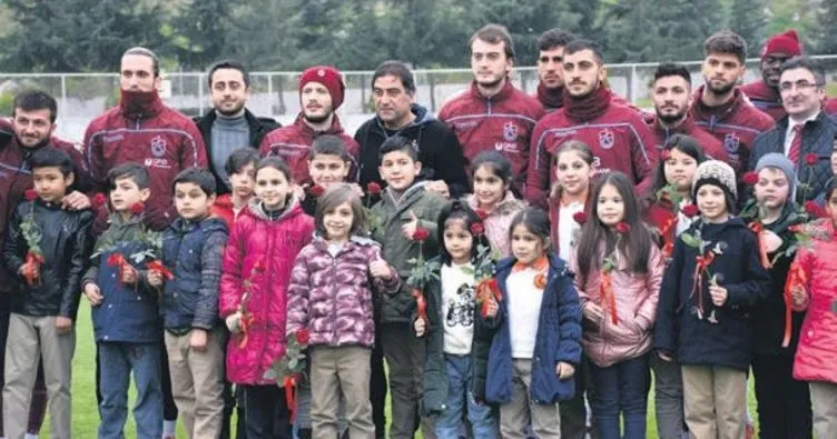 Öğrencilerden Trabzon’a kırmızı gül