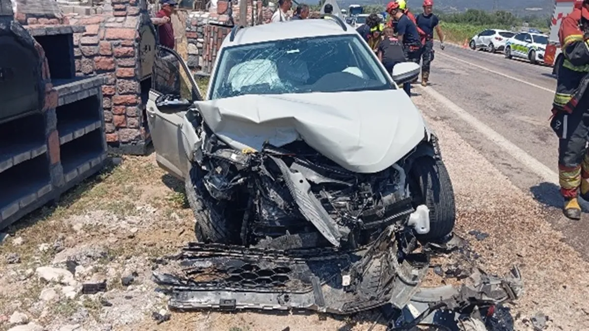 Erdek'te meydana gelen trafik kazasında hasar gören otomobiller.