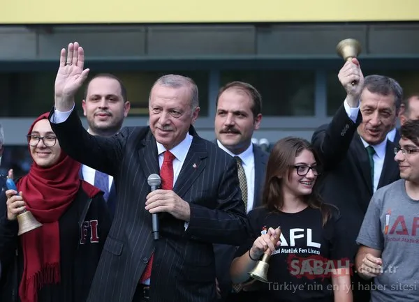 Başkan Erdoğan Kadıköy Atatürk Fen Lisesi'ndeydi. İşte Erdoğan'ın gençlerle geçen gününden anlamlı kareler