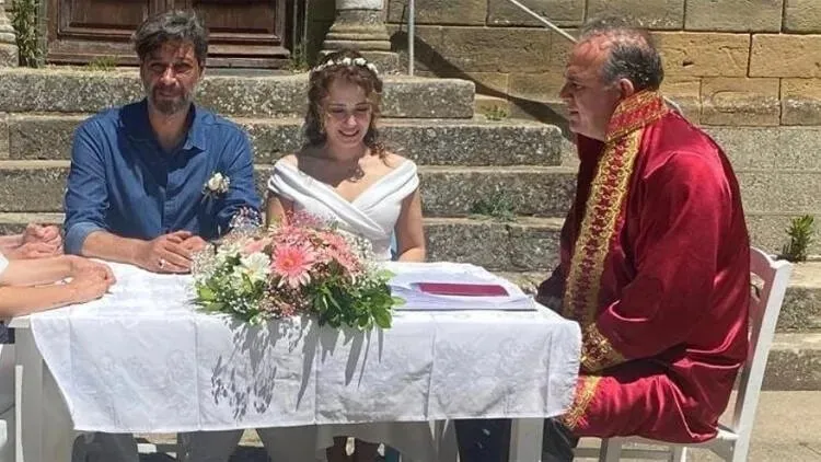 Sürpriz evlilik ile gündeme damga vurdular! Ünlü oyuncu Deniz Uğur ve Erdinç Gülener bugün evlendi!