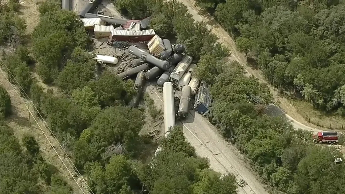 Texas’ta tren raydan çıktı: 35 vagonluk dev kaza