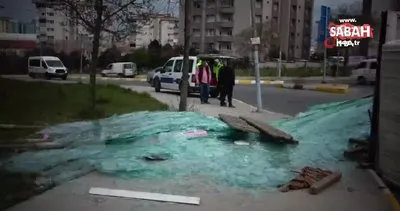 İstanbul Pendik’te cam yüklü kamyon yola devrildi