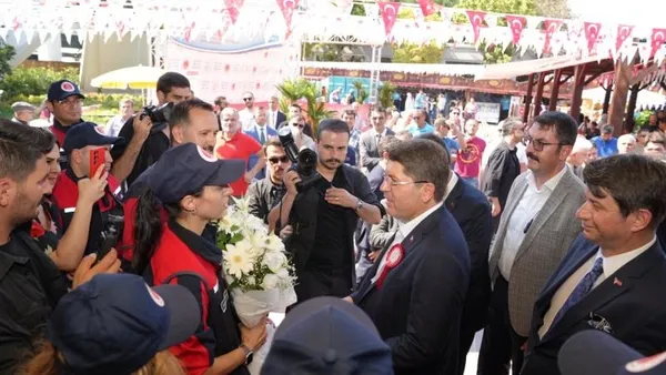 isyurtlari-urun-ve-el-sanatlari-fuari-adalet-bakaninin-katilimiyla-acildi-1720973027128.jpeg