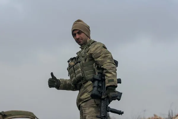 Sabah Mehmetçik'i cephede görüntüledi