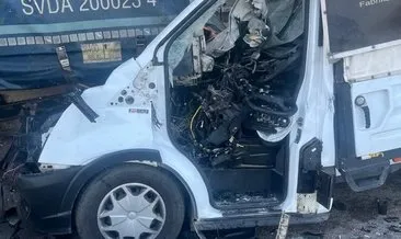 Çorum'da feci kaza: Park halindeki tıra çarpan kamyonetteki 3 kişi hayatını kaybetti #corum