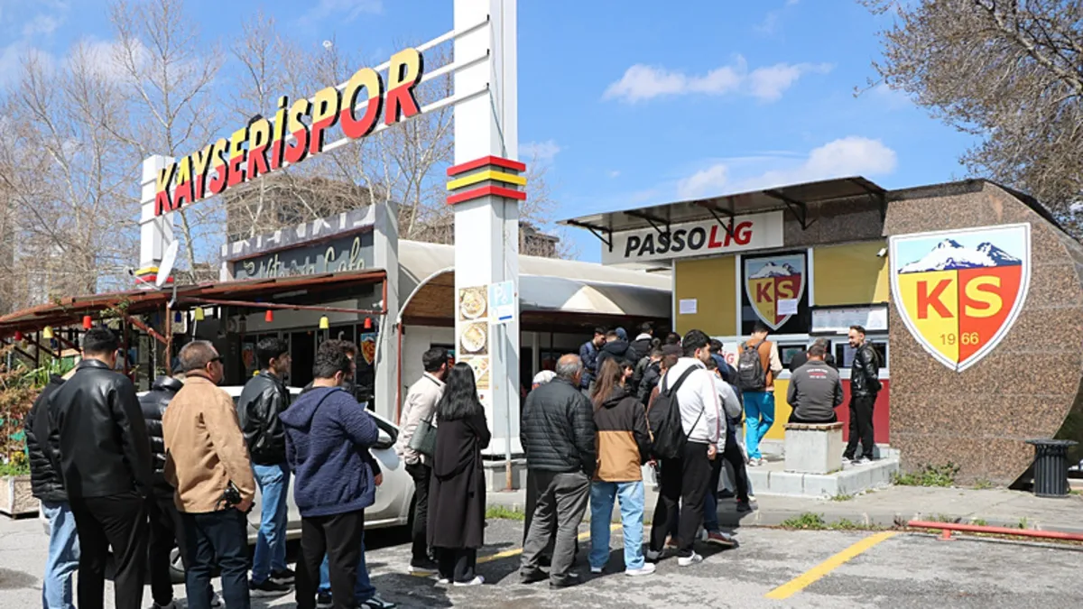 Kayserispor taraftarlarından Fenerbahçe maçının biletlerine hücum! Kayserispor taraftarlarından Fenerbahçe maçının biletlerine hücum!