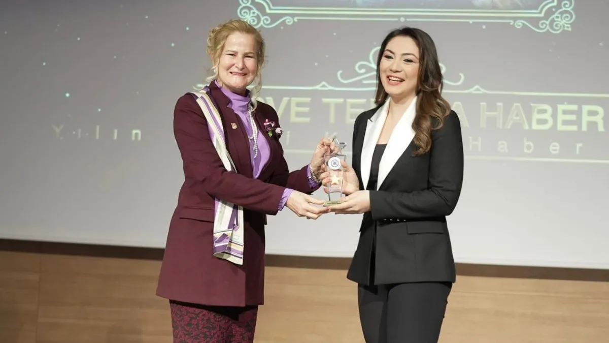 A Haber spikeri Merve Tepe’ye “yılın en iyi kadın haber spikeri” ödülü! A Haber spikeri Merve Tepe’ye “yılın en iyi kadın haber spikeri” ödülü!