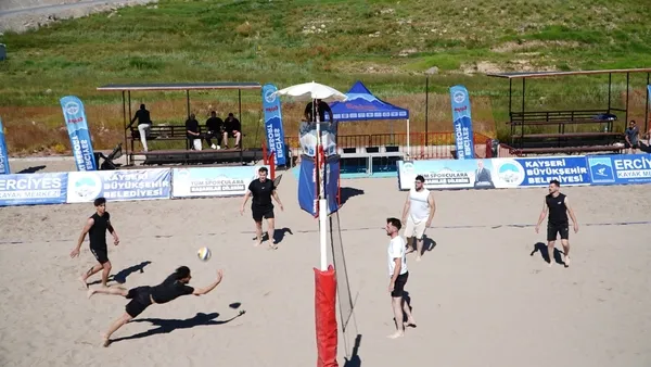 erciyeste-2-bin-200-metrede-plaj-voleybolu-coskusu-1784454846210.jpg