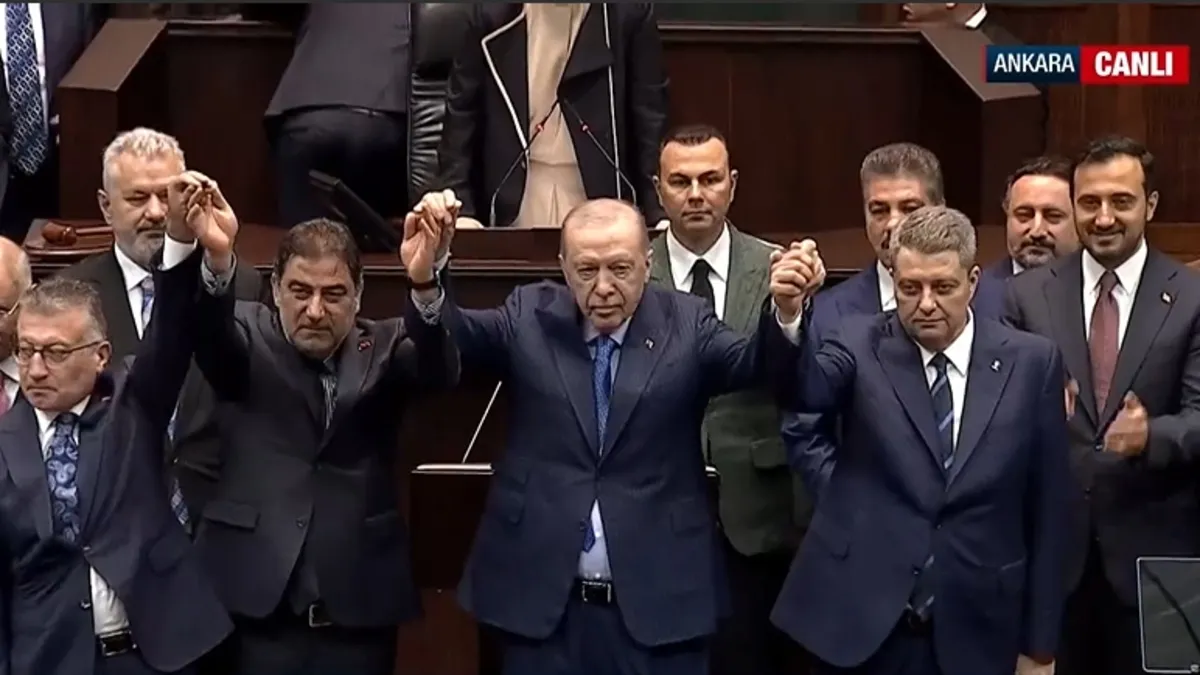 İYİ Parti’den istifa eden Ersin Beyaz AK Parti’de: Rozetini Başkan Erdoğan taktı! İYİ Parti’den istifa eden Ersin Beyaz AK Parti’de: Rozetini Başkan Erdoğan taktı!