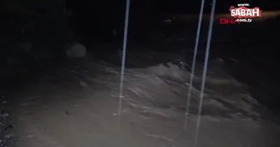 Son dakika! İzmir’de sel! Sel sularına kapılan araçtaki 3 kişi kurtarıldı, 2 kişi kayıp | Video