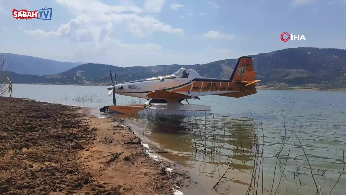 İzmir’de yangın söndürme uçağı baraja zorunlu iniş yaptı | Video videosunu izle İzmir’de yangın söndürme uçağı baraja zorunlu iniş yaptı | Video videosunu izle