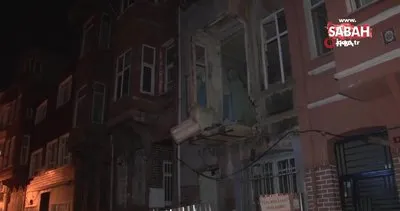 Balat’ta 3 katlı metruk binanın balkonu çöktü | Video