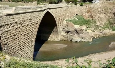 Baraj suları çekilince tarihi köprü ortaya çıktı