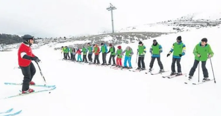 Denizlili gençler kayak öğreniyor