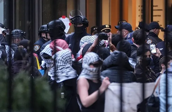 Columbia Üniversitesi Filistin için protesto düzenledi: Bir öğrenci tutuklandı… Trump sert çıkıştı!