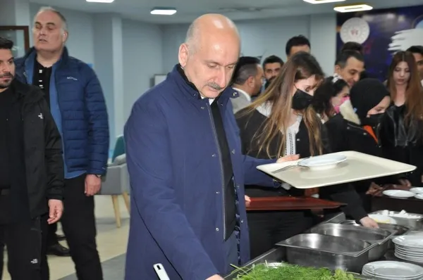 bakan-karaismailoglu-karsta-sahur-programinda-genclerle-bir-araya-geldi-1650676083697.jpg Bakan Karaismailoğlu, Kars'ta sahur programında gençlerle bir araya geldi