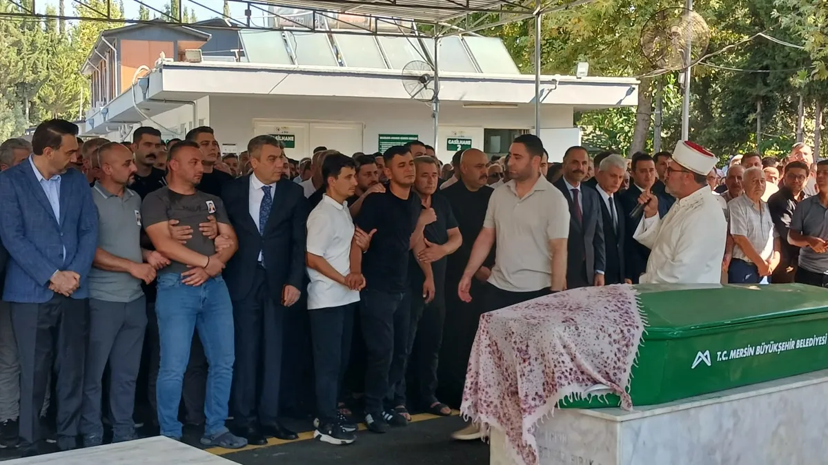 Elindeki tek can yeleğini minik kızına giydirdi; kendisi dalgalara kapıldı