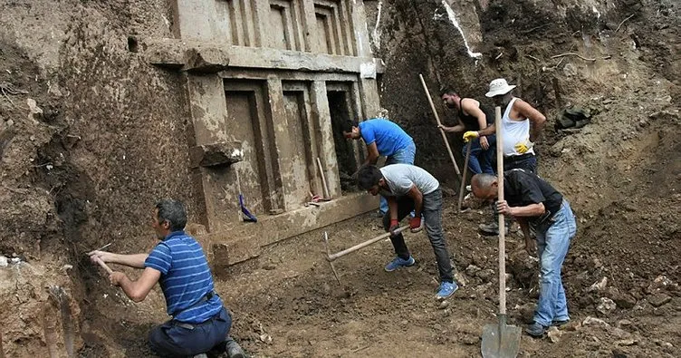 Arazi kazısında 2 bin 400 yıllık kaya mezarı ortaya çıkarıldı