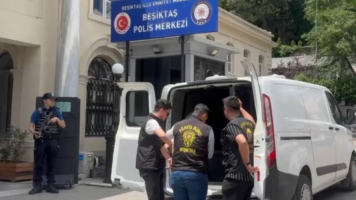 15 Temmuz Şehitler Köprüsü’nü trafiğe kapatan şahıs adliyeye sevk edildi 15 Temmuz Şehitler Köprüsü’nü trafiğe kapatan şahıs adliyeye sevk edildi