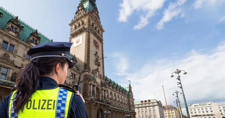 Hamburg’da beş polisten bir göçmen