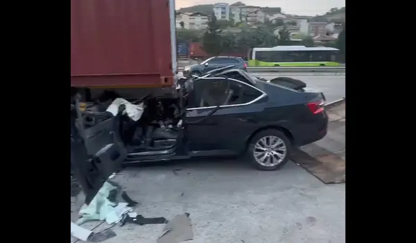 yer-kocaeli-otomobil-tirin-altina-girdi-kahreden-kazada-baba-ve-oglu-hayatini-kaybetti-1783154497857.jpg