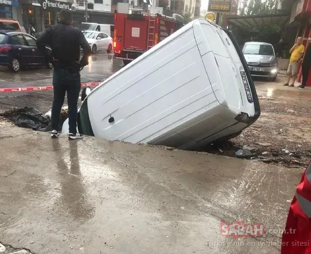 İzmir'de bu da oldu! Bir araç çöken yolun içine düştü