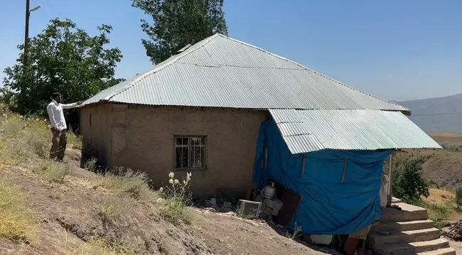 geceleri-evlerine-giremiyorlar-hakkaride-o-evi-yilanlar-basti-sebebi-duyanlari-saskina-cevirdi-1785061367044.jpg