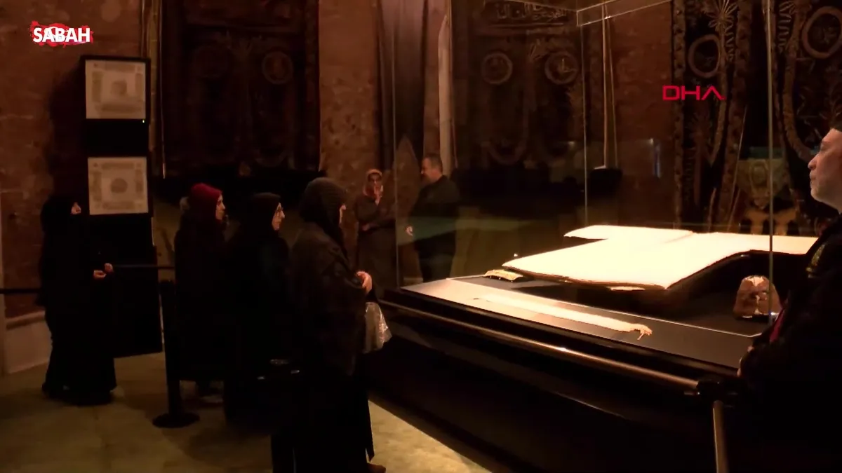 Ziyarete açılan Hırka-i Şerif’e yoğun ilgi | Video videosunu izle Ziyarete açılan Hırka-i Şerif’e yoğun ilgi | Video videosunu izle