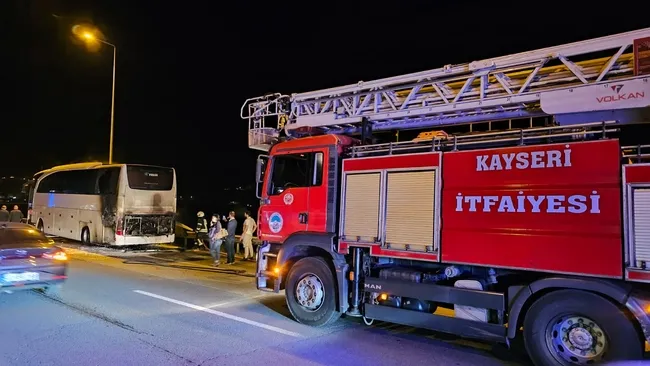 turistleri-tasiyan-yolcu-otobusu-yandi-1745478338716.jpg