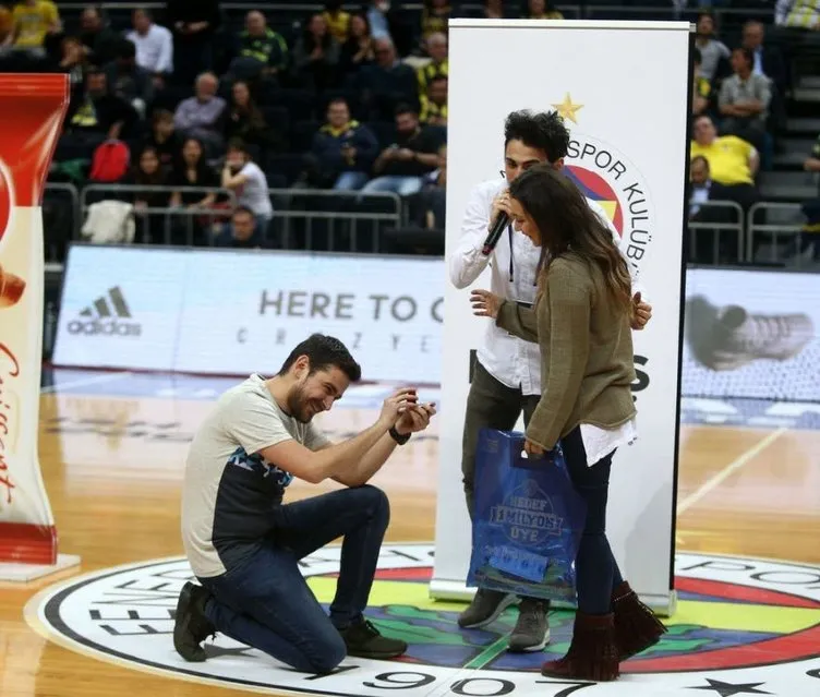 Fenerbahçe maçında sürpriz evlilik teklifi