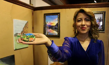 Taşlara çizdiği resimlerle sergi açtı