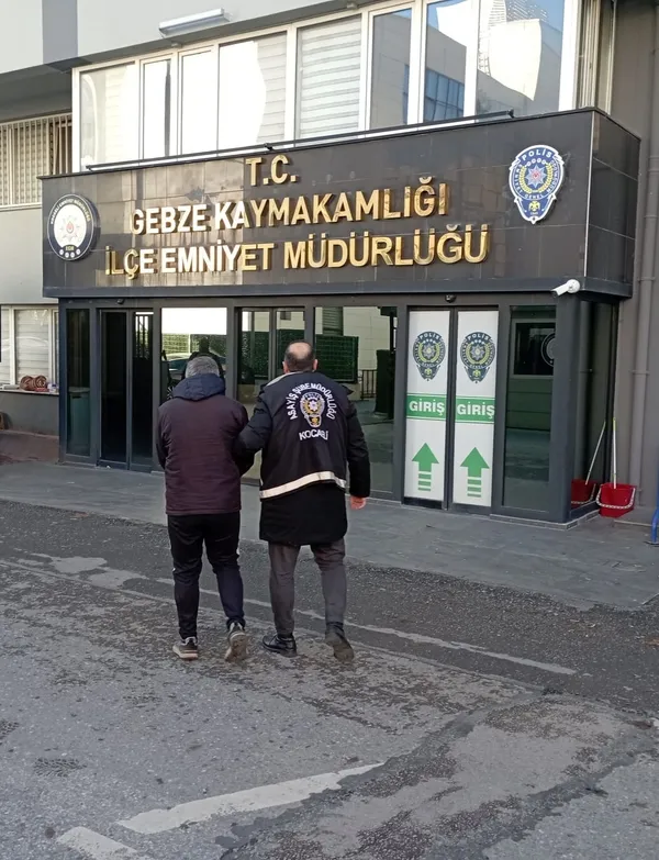 kocaelide-aranan-hukumlulere-operasyon-5-kisi-yakalandi-1767988976721.jpg