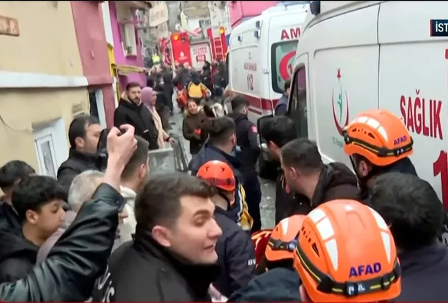 son-dakika-fatihte-2-bina-coktu-3-kisi-enkaz-altindan-sag-olarak-kurtarildi-enkaz-altindaki-2-kisi-icin-calism-1774173751869.jpeg