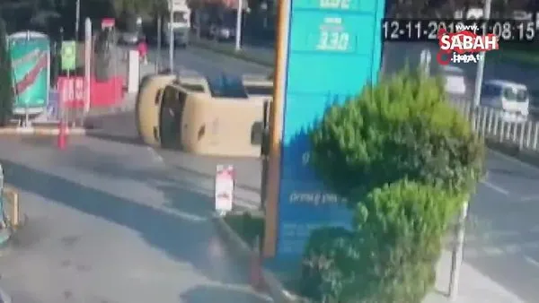 İstanbul Bağcılar'da ters yola girmeye çalışan minibüsün otomobili biçtiği kazanın görüntüleri ortaya çıktı!