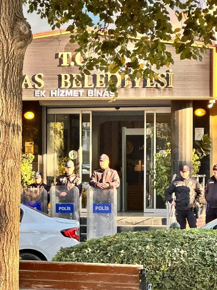 milas-belediyesine-operasyonda-baskan-topuz-ve-oglu-da-dahil-20-supheli-adliyede-1792741944142.jpg Milas Belediyesi'ne operasyon: Başkan Topuz ve oğlu da dahil 20 şüpheli adliyede!