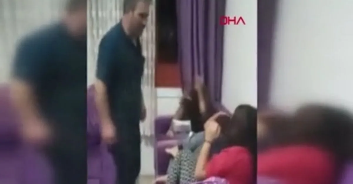 Son Dakika Haberi Mersin De Skandal Goruntuler Cani Baba Canli Yayinda Cocuklarini Boyle Darp Etti Video Videosunu Izle Son Dakika Haberleri