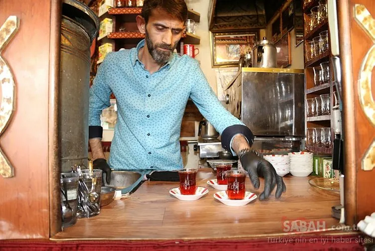 Erzurum’daki çay ocağının müdavimleri özel bardaklarla çay içiyor