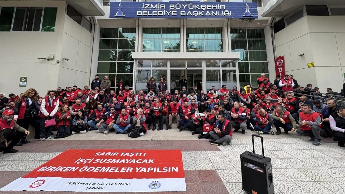 Sosyal haklarını alamayan İzmir Büyükşehir Belediyesi işçilerinden oturma eylemi Sosyal haklarını alamayan İzmir Büyükşehir Belediyesi işçilerinden oturma eylemi