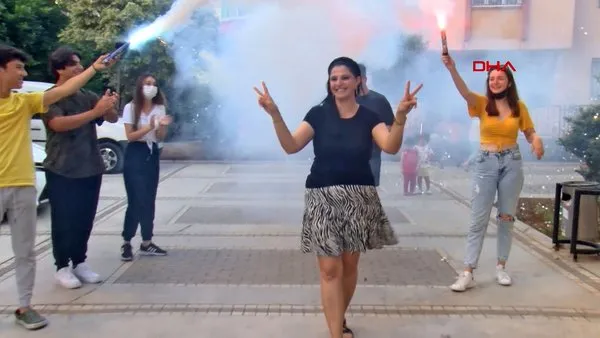Adana'da boşanan kadının davullu zurnalı çılgın kutlaması kamerada