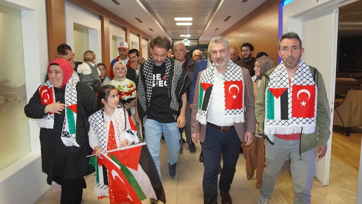 İsrail’in Alıkoyduğu Trabzonlu Aktivist Yurda Döndü İsrail’in Alıkoyduğu Trabzonlu Aktivist Yurda Döndü