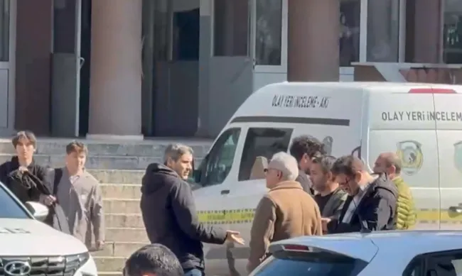 son-dakika-cekmekoyde-okulda-vahset-17-yasindaki-ogrenci-dehset-sacti-2-ogretmen-ve-1-ogrenci-kanlar-icinde-ka-1772450052757.png (1138×681)