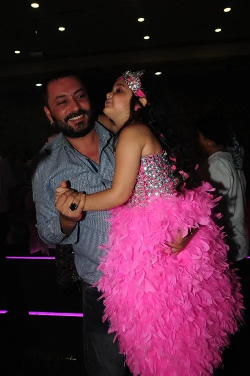 Hiçbir şey olmamış gibi düğüne gittiler